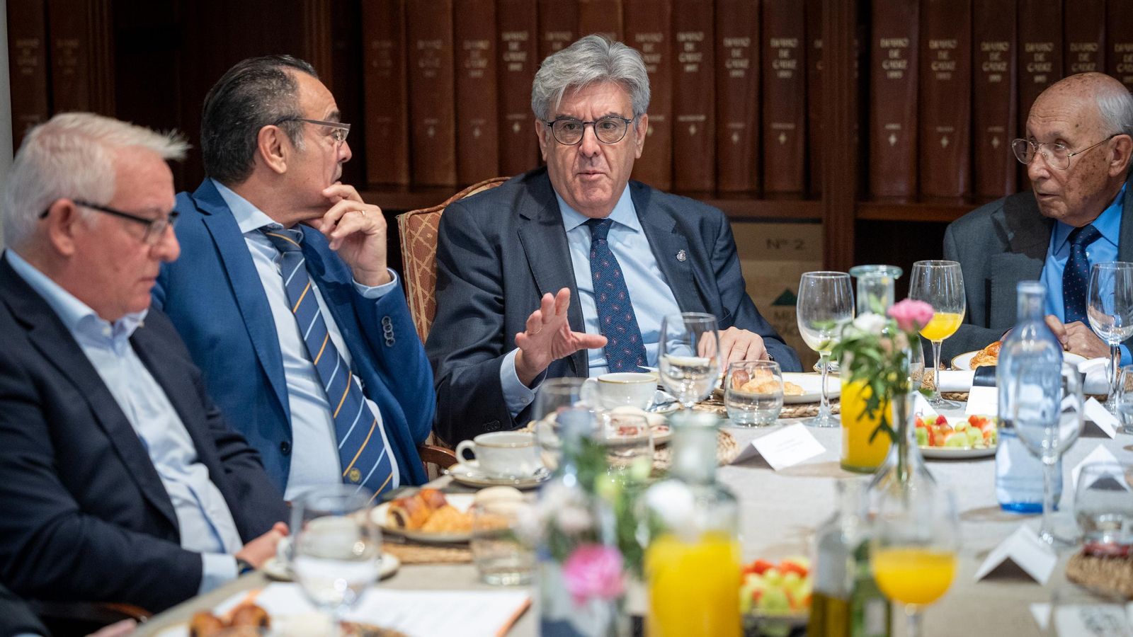 José Adolfo Baturone hablo de la escuela de prácticas jurídicas.