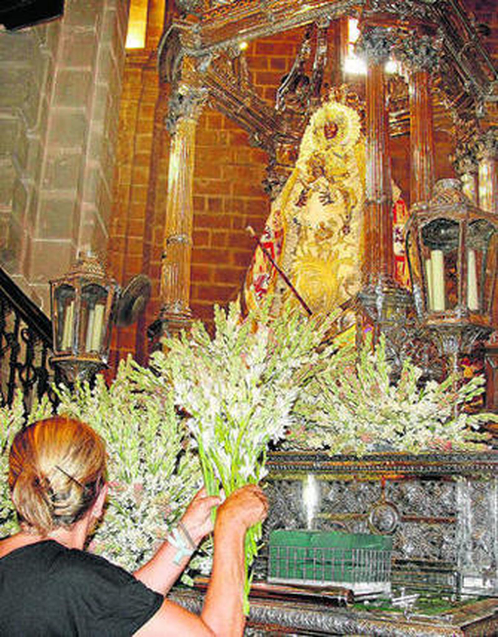 Un instante de la ofrenda floral realizada durante la jornada de ayer.