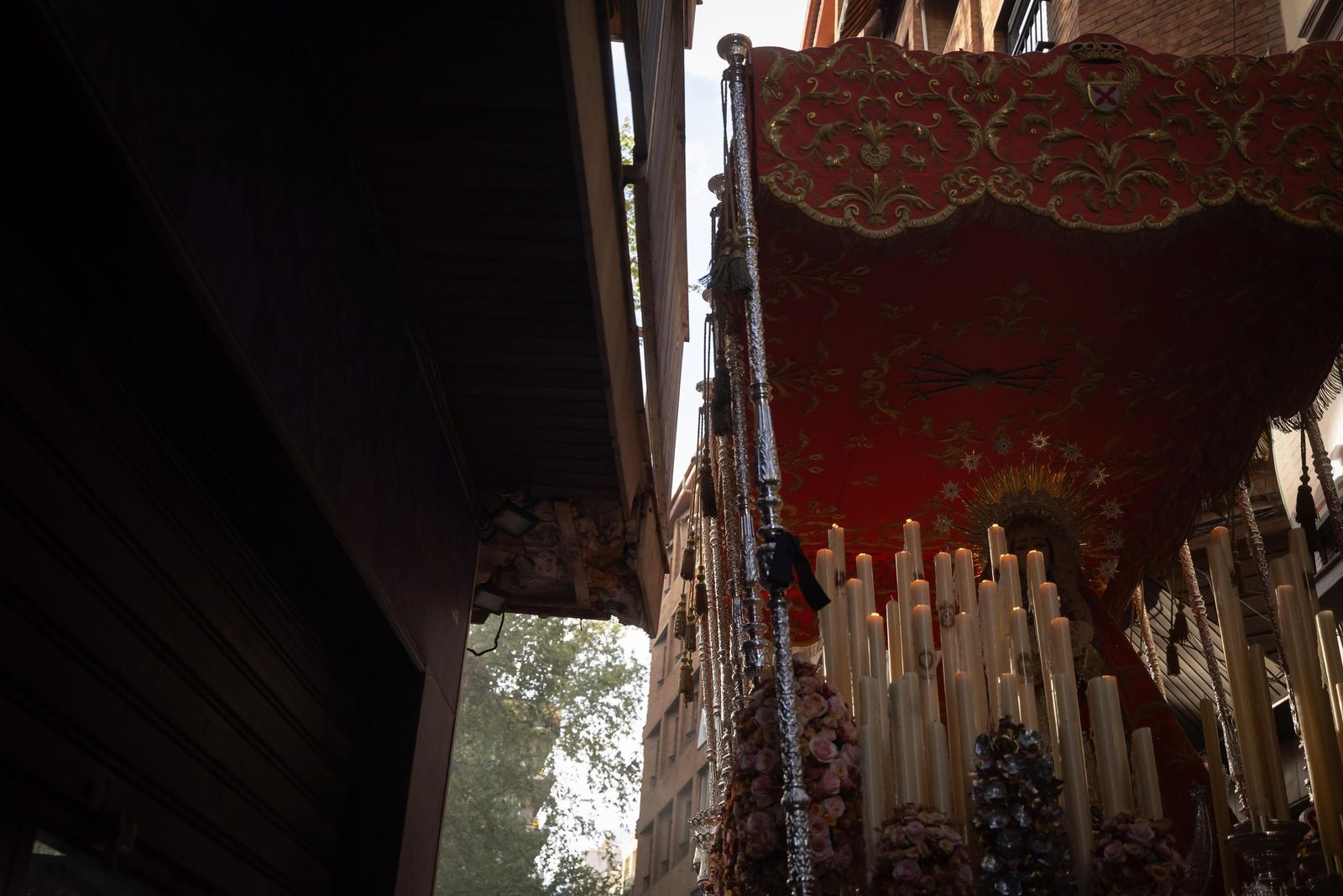 La Cofradía de los Dolores desafió la estrechez de la calle Enriqueta Lozano