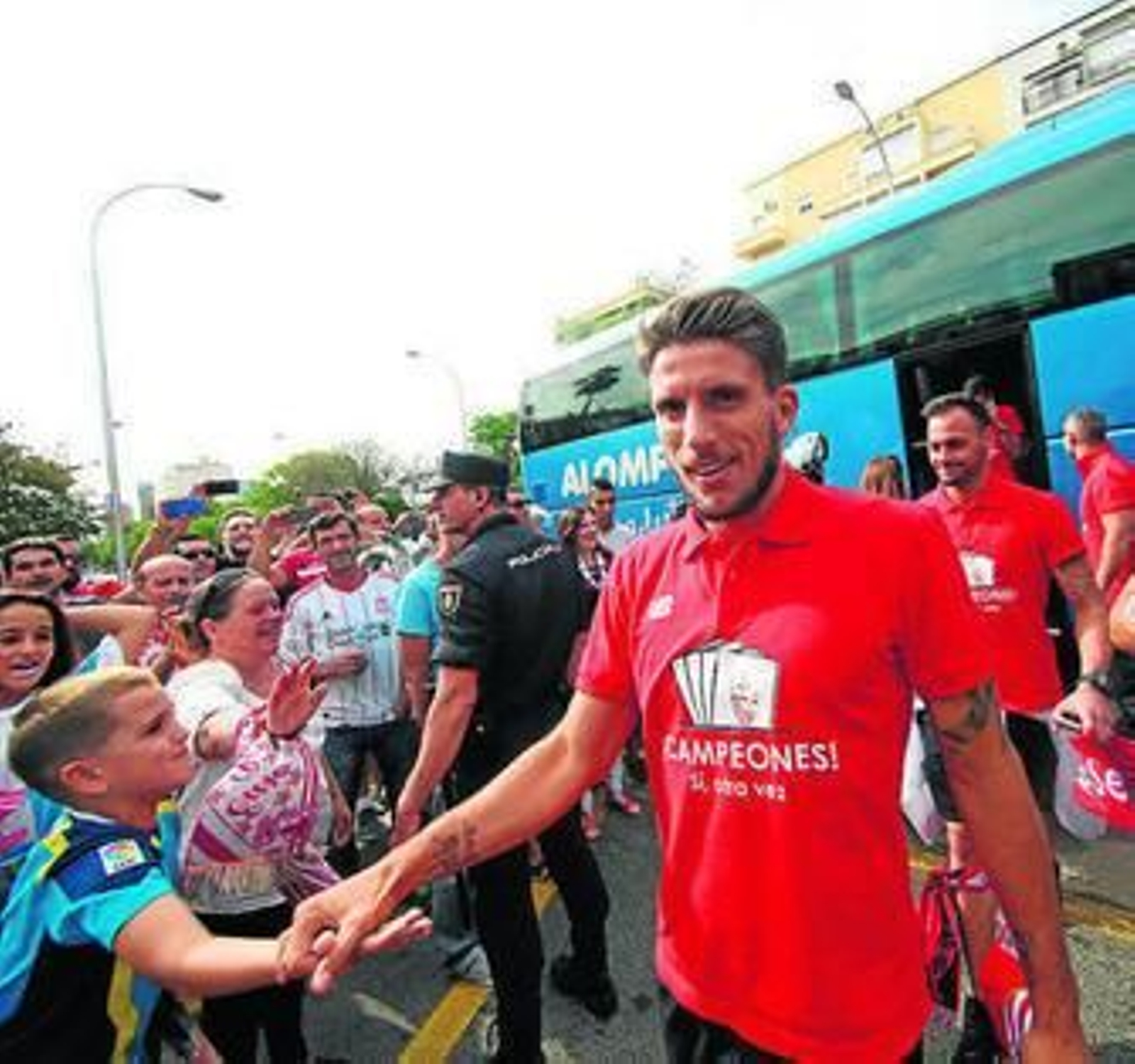 La plantilla del Sevilla, durante la impresionante fiesta en el abarrotado Sánchez-Pizjuán.