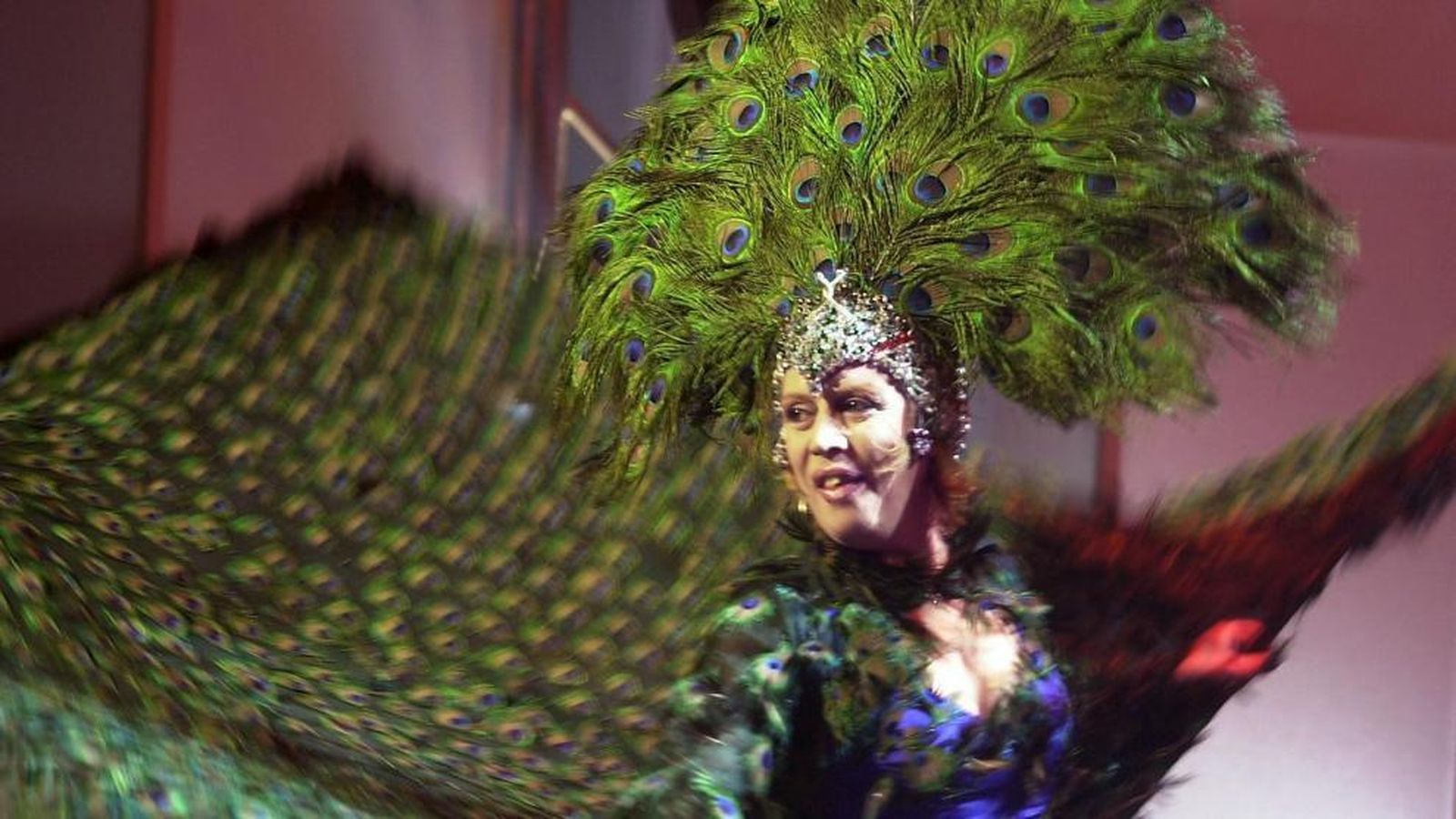 María Jiménez durante una actuación con su mítico traje de pavo real.