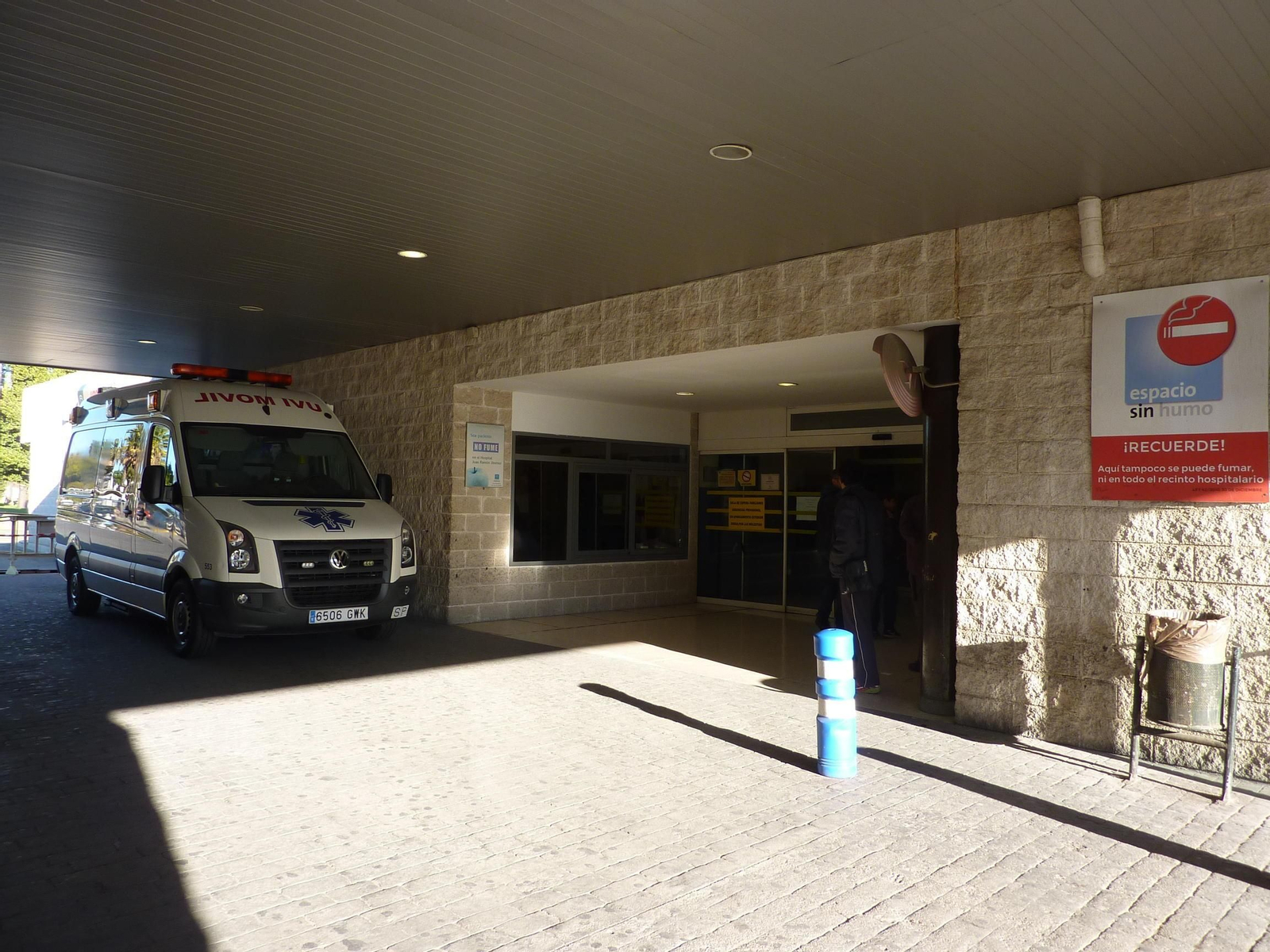 Ambulancia llegando a Urgencias del Juan Ramón Jiménez.
