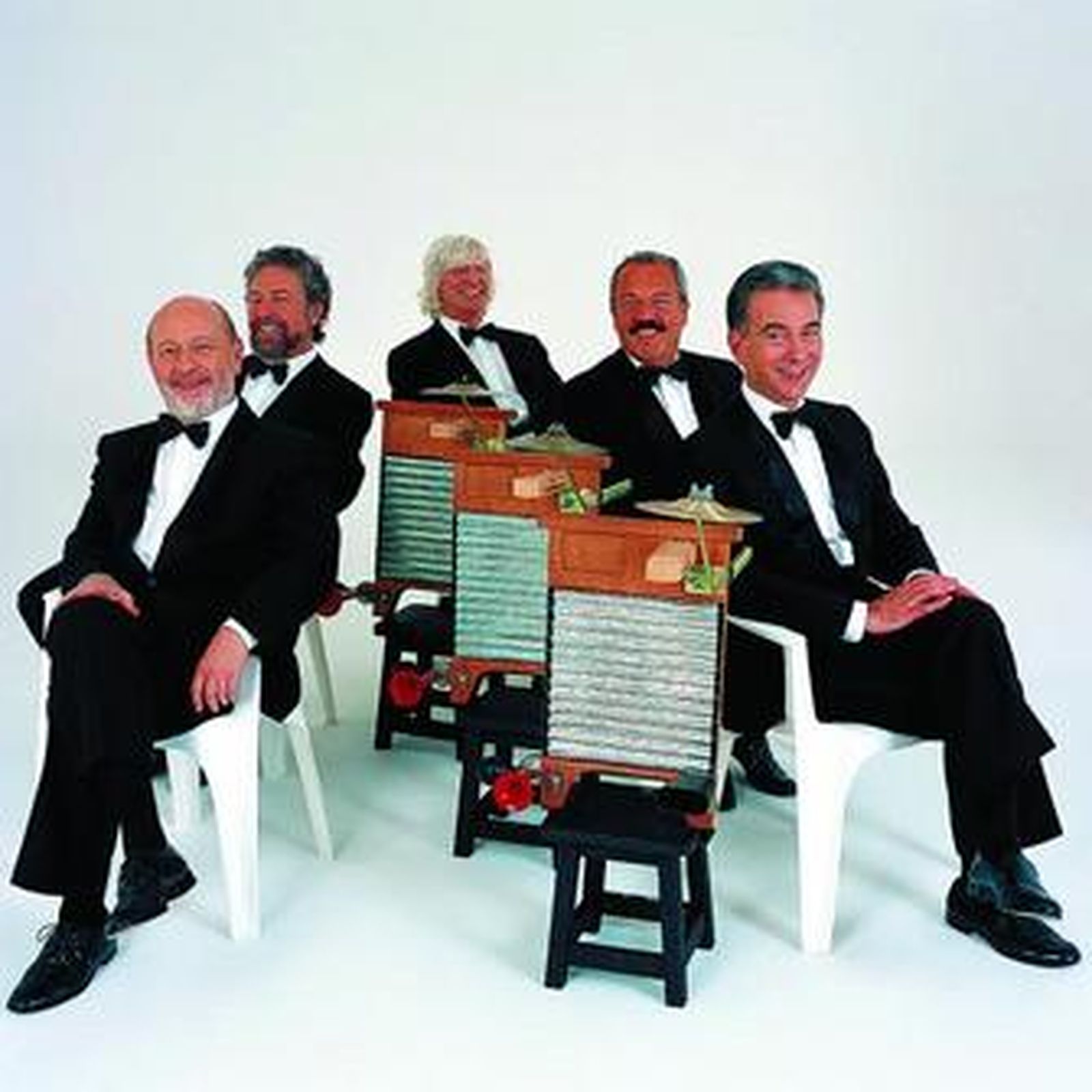 Los integrantes de Les Luthiers posan con varias 'Tablas de lavar' para anunciar su último recopilatorio.