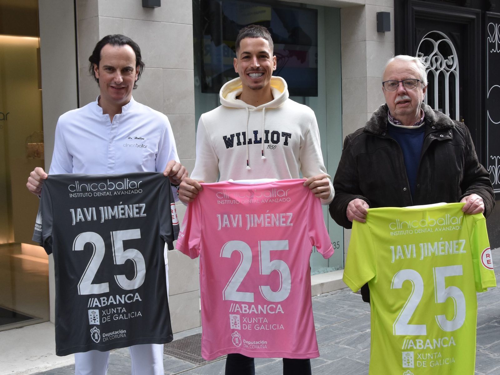 Javi Jiménez (centro), presentado por el Compostela.