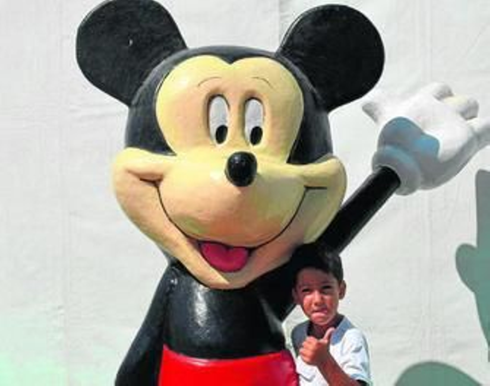 Muchos niños posan con sus personajes favoritos a las puertas de la caseta, como Oliver Fernández.