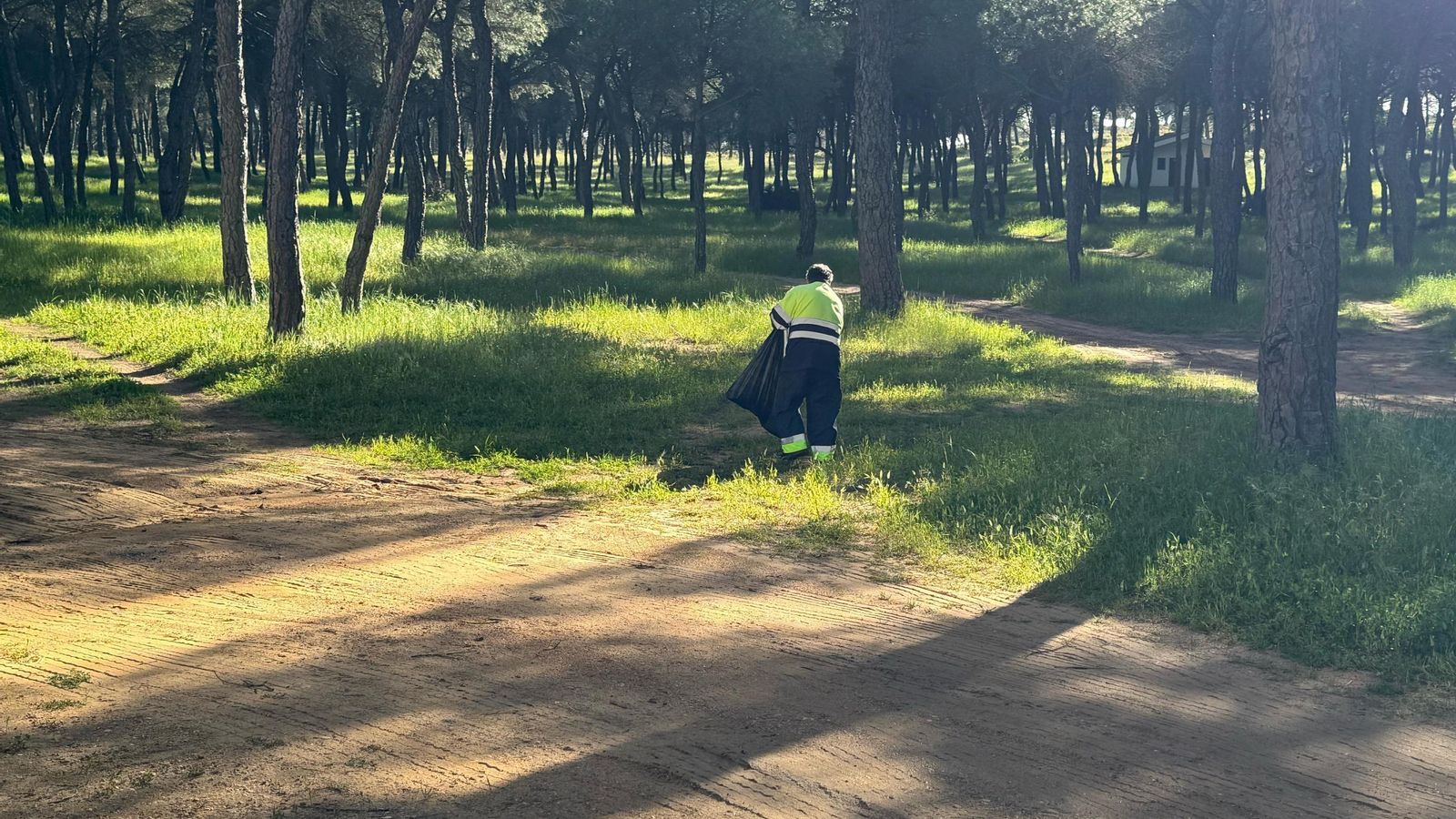 Un trabajador realiza labores de limpieza en el recinto romero de Aljaraque.