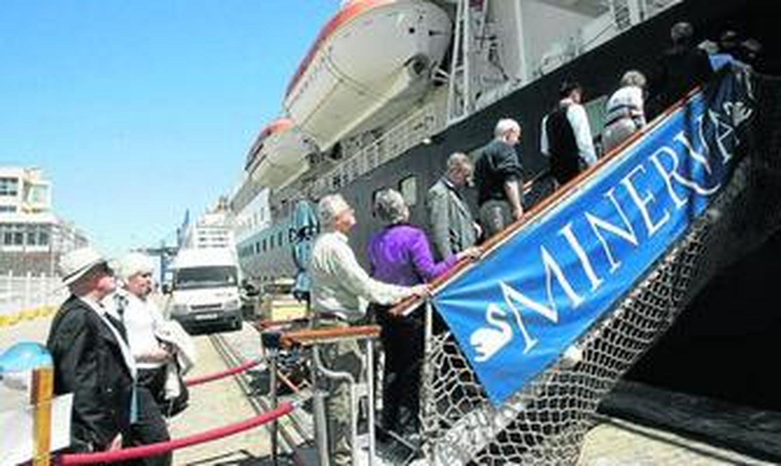 Los pasajeros del 'Minerva' iniciaron ayer su ruta rumbo a Grecia.