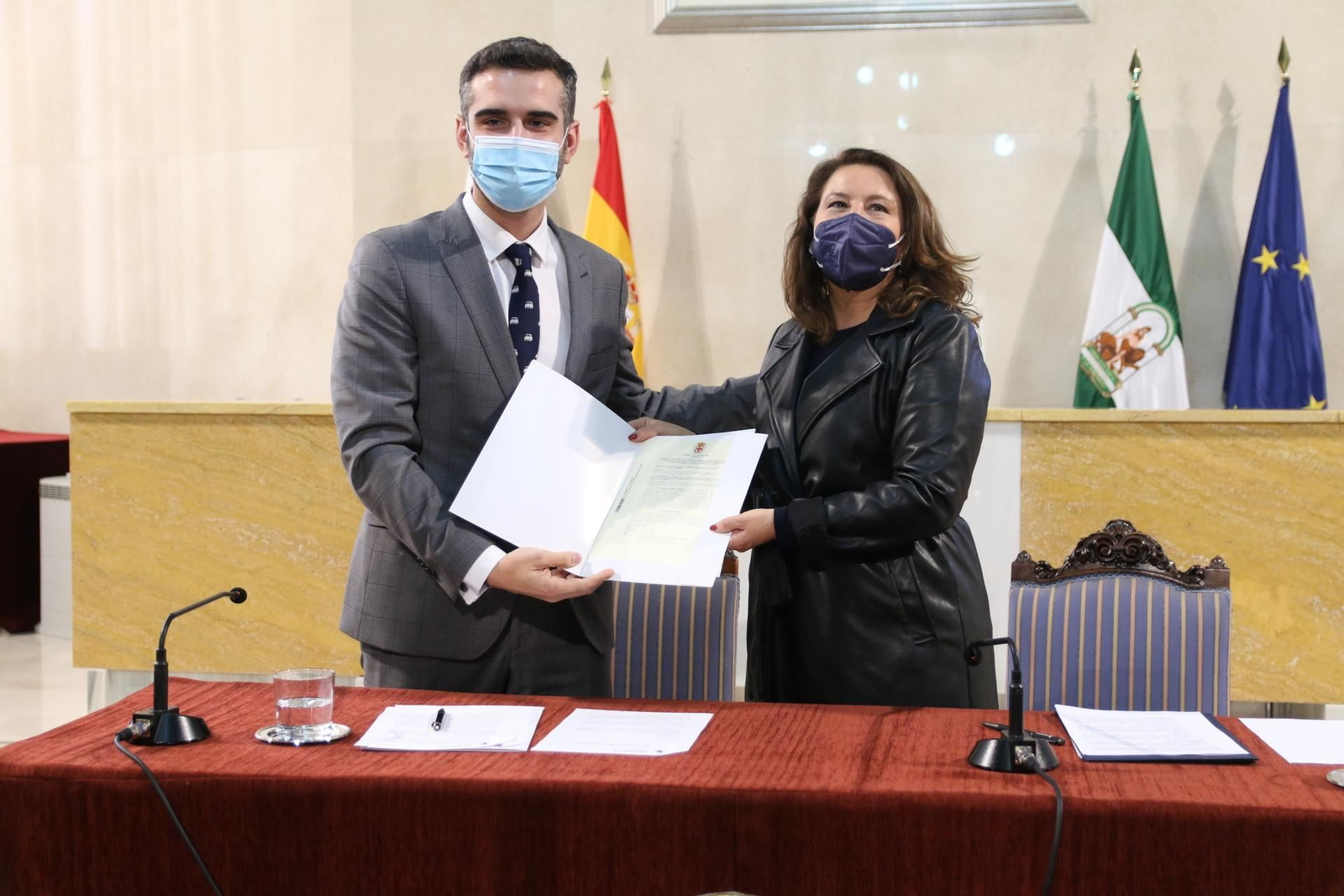 El alcalde y la consejera de Agricultura durante la entrega del acta de la sesión plenaria que recoge la aprobación de la cesión al Gobierno andaluz de la parcela de la antigua oficina central de Correos.