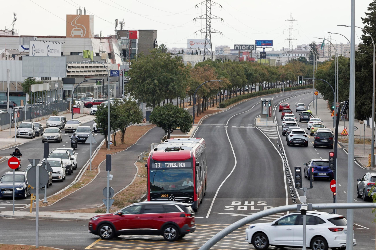 El Tranvibús (TB1) por su carril reservado de la avenida Montes Sierra de Sevilla Este.