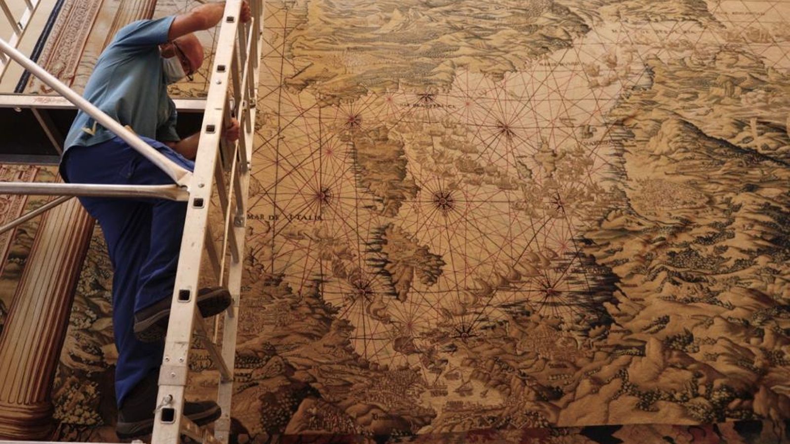 Trabajos de instalación del último de los tapices.