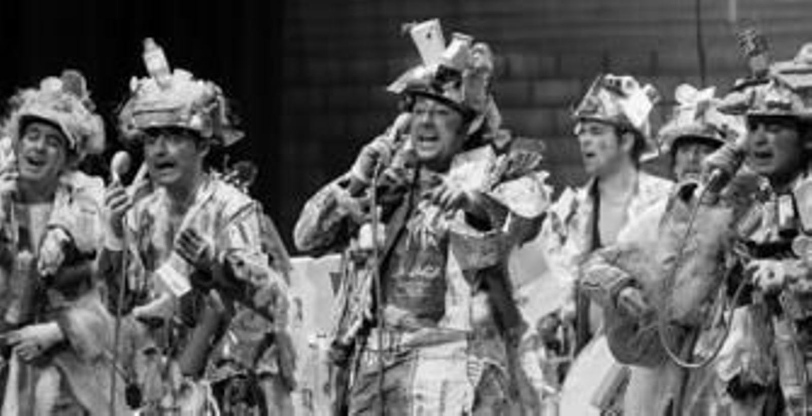 La murga 'Como una cuba' de Punta Umbría durante su pase por semifinales.