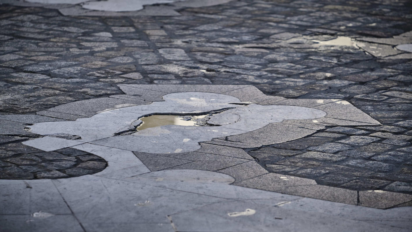 Pavimento de adoquines en la plaza de La Catedral.