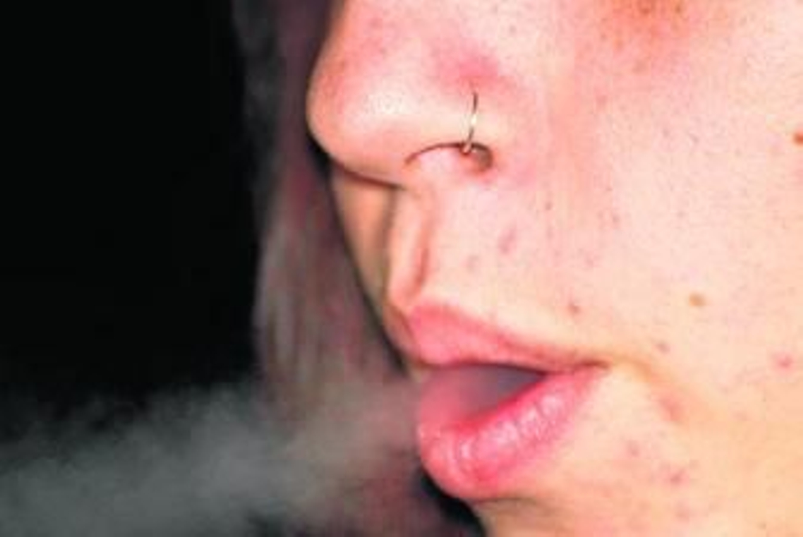 Imagen de una chica con un piercing en la nariz.