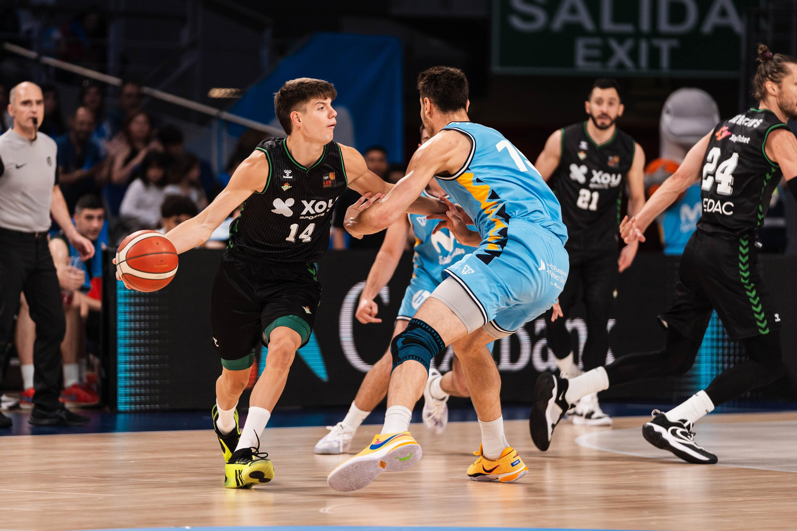 Joaquín Rodríguez busca un compañero al que pasar la pelota en el duelo ante Estudiantes.