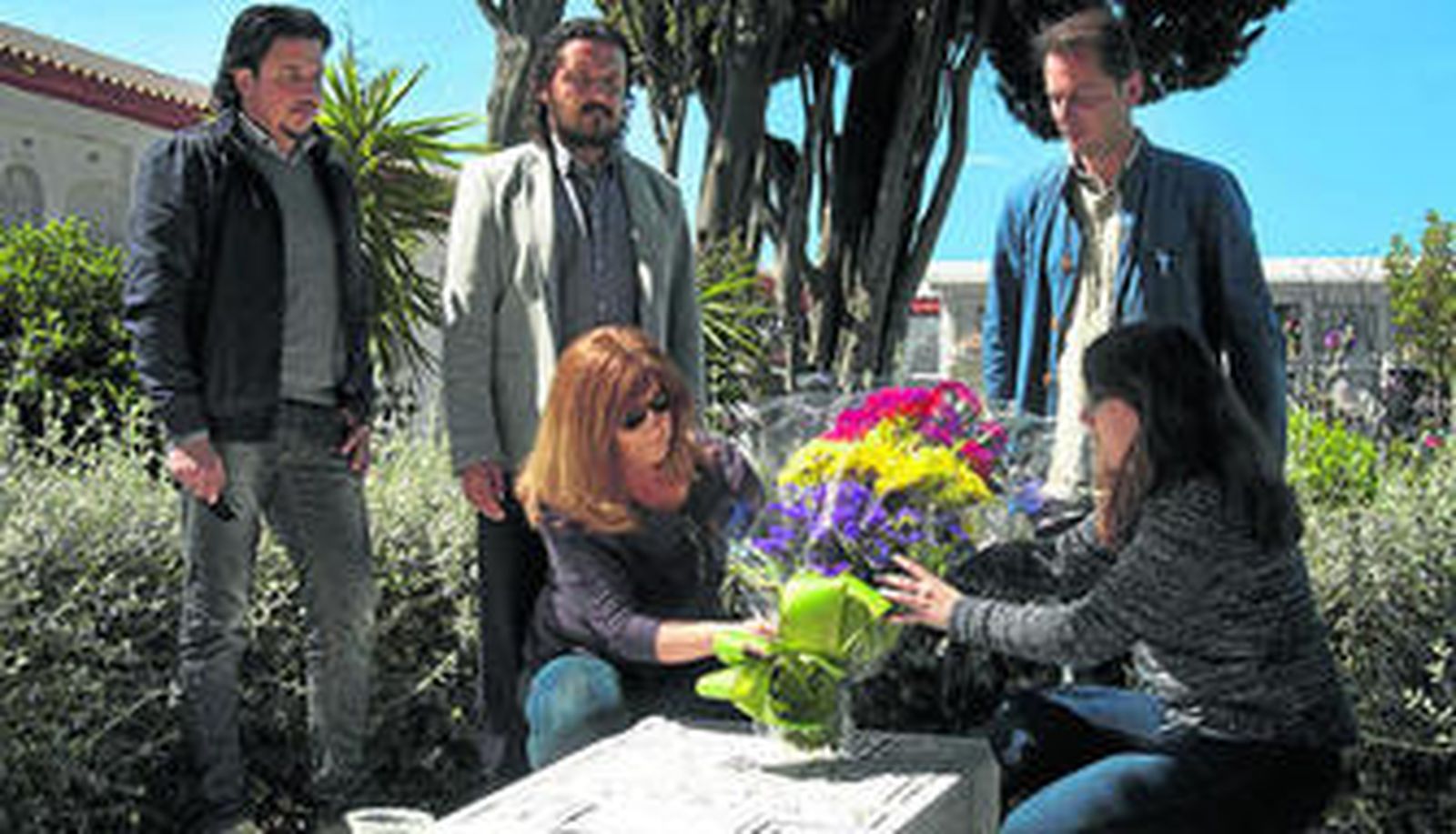 El alcalde y otros concejales de Medina en una ofrenda floral en el monolito del cementerio.