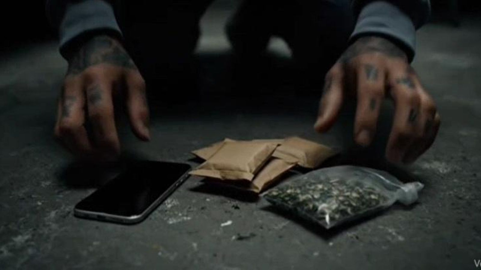 Otra de las imágenes, recreando un pase de droga