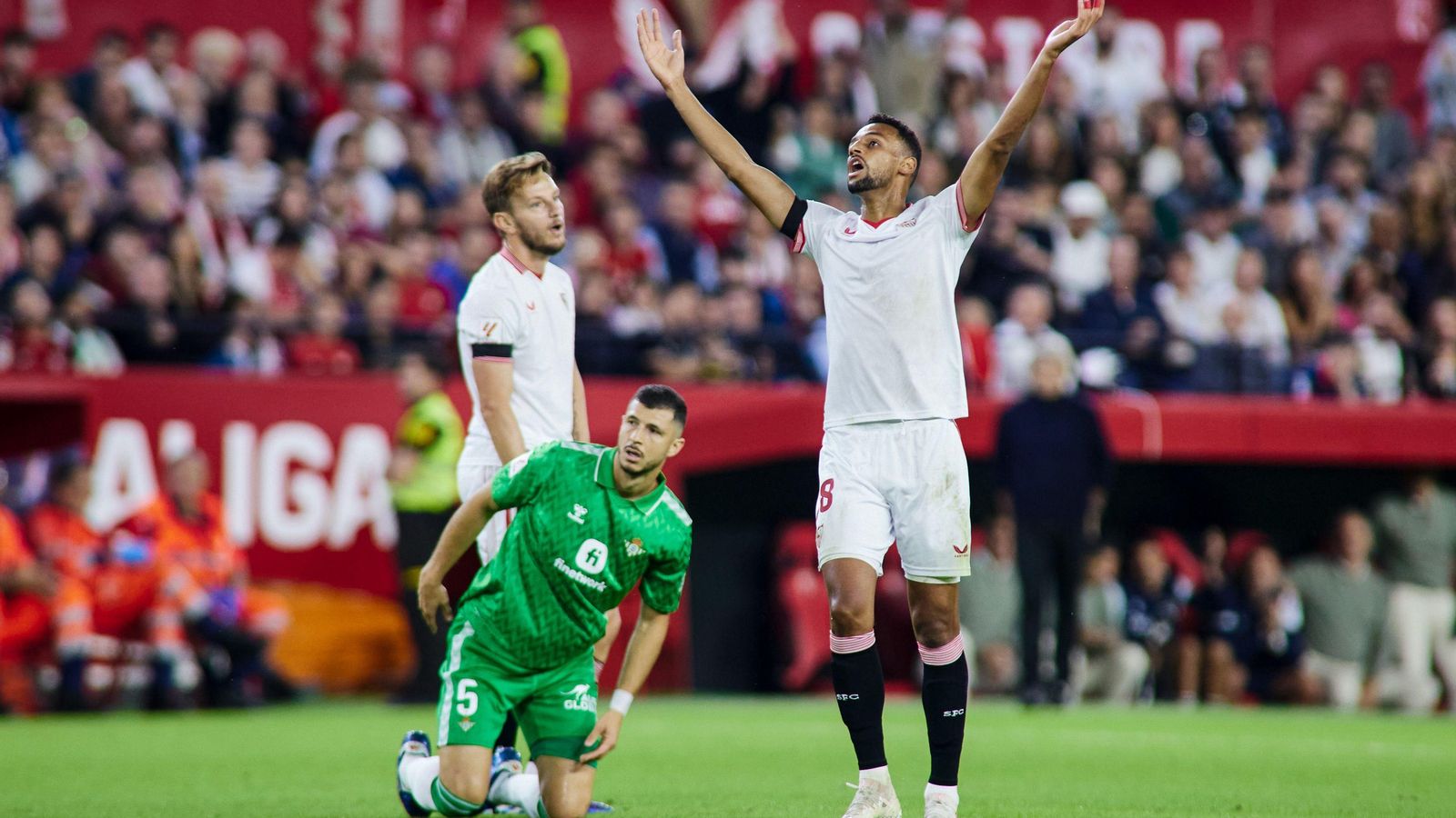 Por el momento, Djibril Sow es el único centrocampista puro con espacio en la plantilla, aunque veremos.