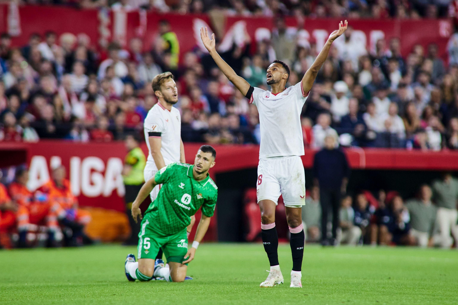 Por el momento, Djibril Sow es el único centrocampista puro con espacio en la plantilla, aunque veremos.