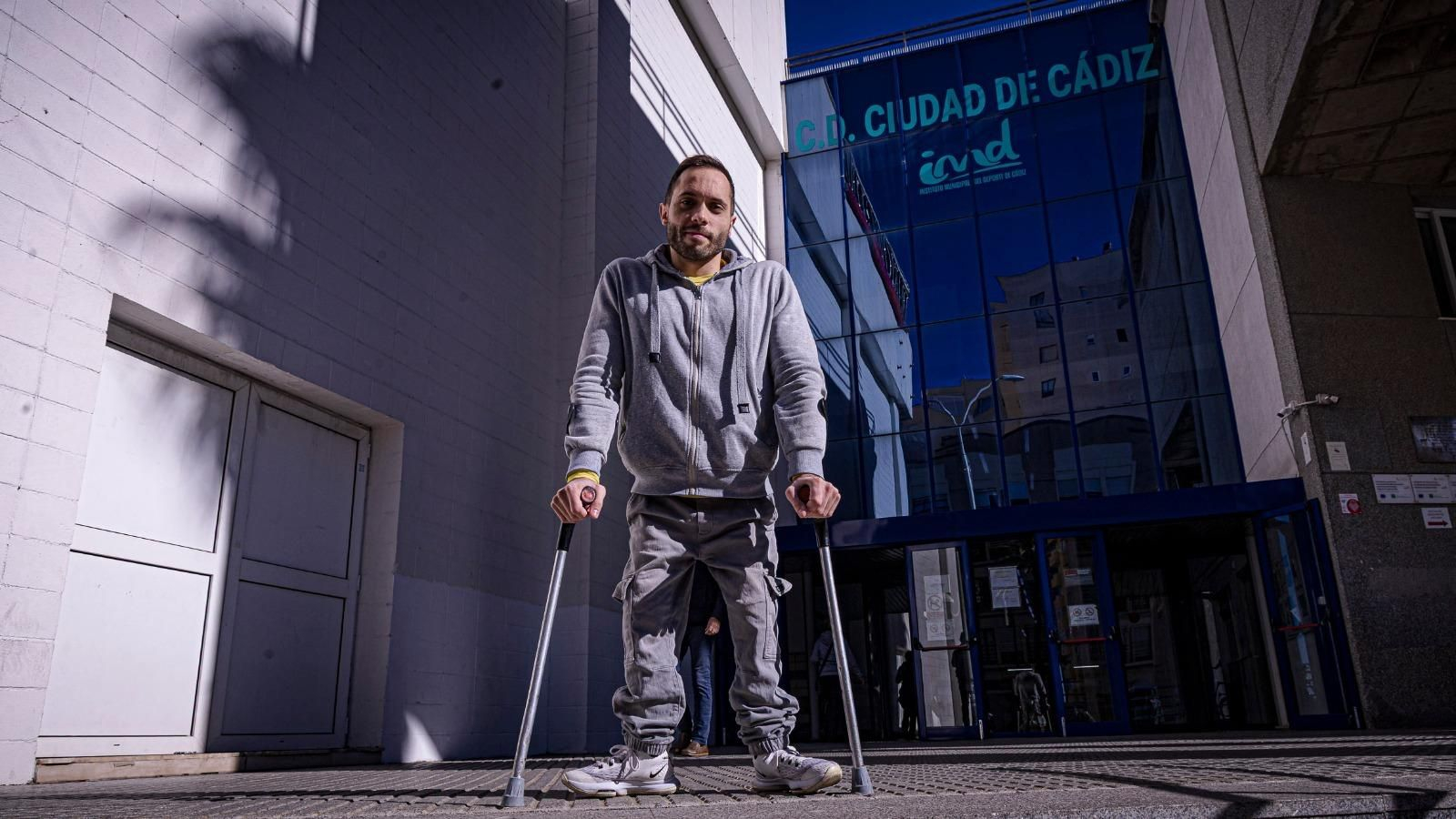 Jesús Carrera, en la puerta del Complejo Deportivo Ciudad de Cádiz.