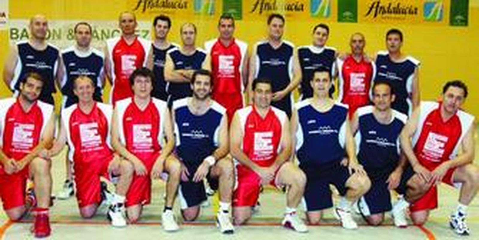 Los veteranos jugadores del Extinman-Las Gabias y del Vaserco Urbana Promociones posan de forma conjunta antes de disputar el partido que enfrentó a ambos equipos.