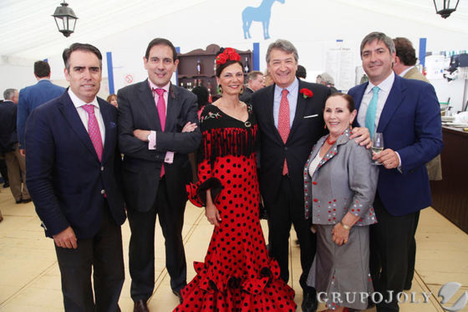 Cinco personas que han encarnado a los Reyes Magos en Jerez: Eduardo Gómez, Angelita Gómez, César Saldaña, Fernando García y Rafael Navas, junto a Carla Puerto. 

Foto: Vanesa Lobo