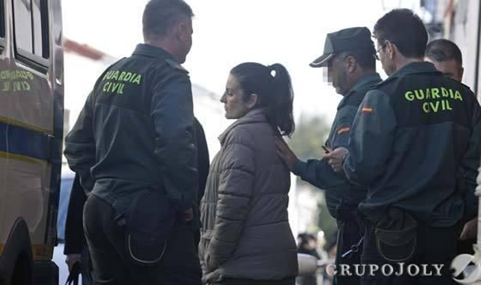 La presunta parricida abandona la casa de la calle Beatriz de Cabrera donde se han hallado los dos bebés congelados.

Foto: Antonio Pizarro