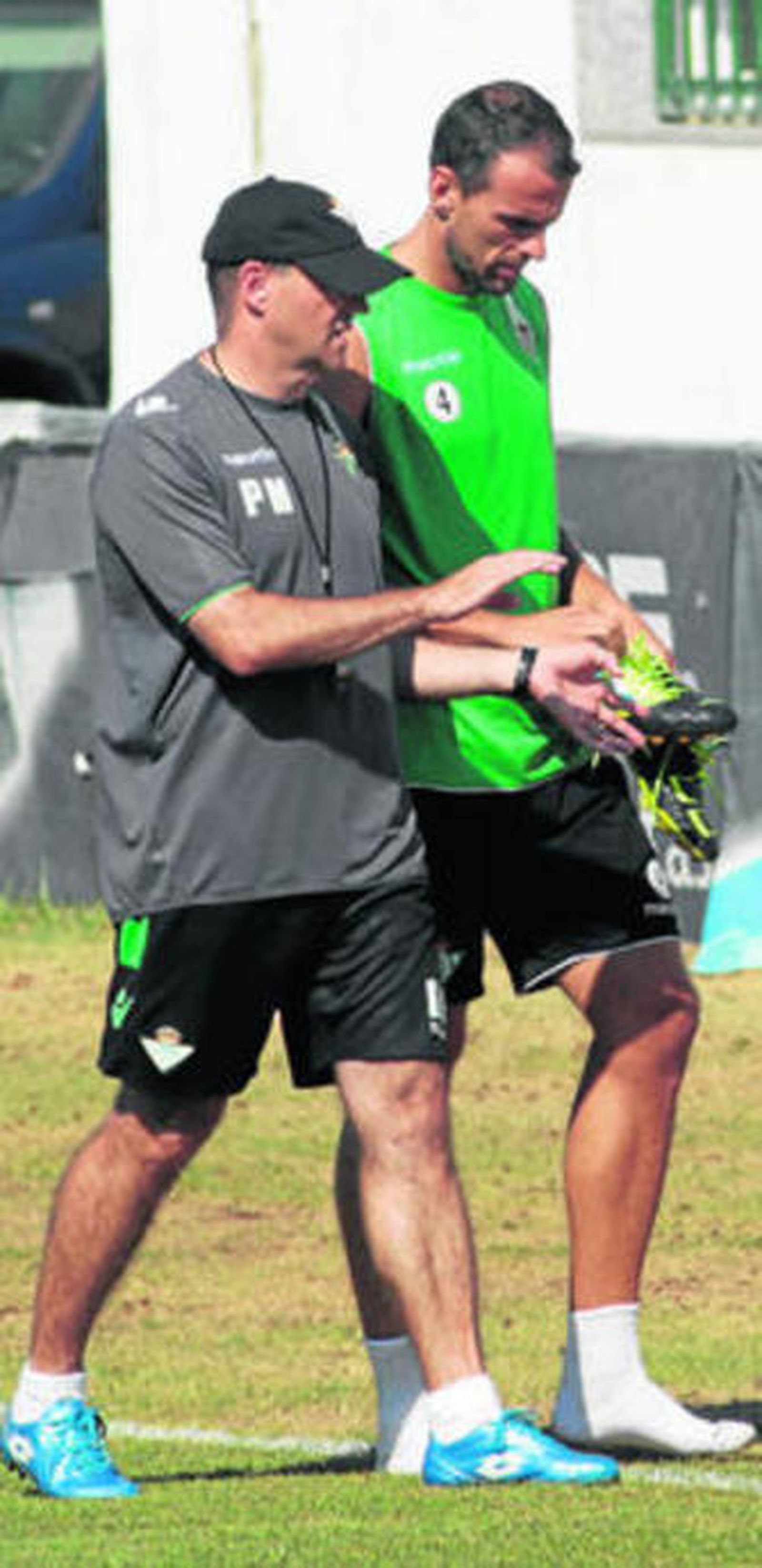 Pepe Mel dialoga con Amaya en el entrenamiento.