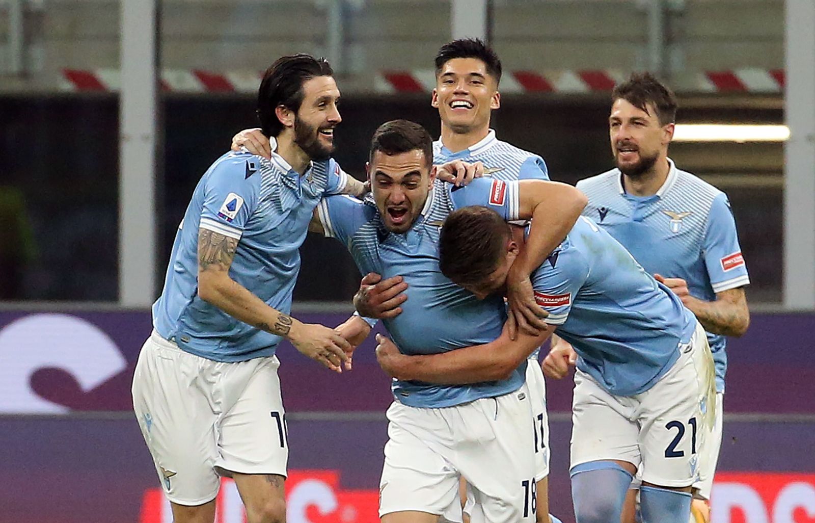 Escalante, con el balón dentro de la camiseta, celebra un gol al Inter en el Giuseppe Meazza