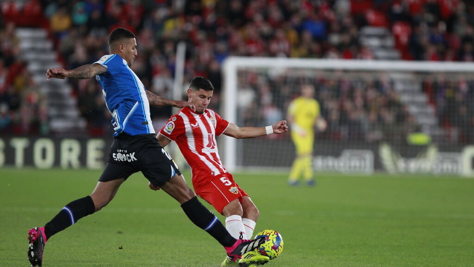 César Montes presiona a Robertone en el último encuentro