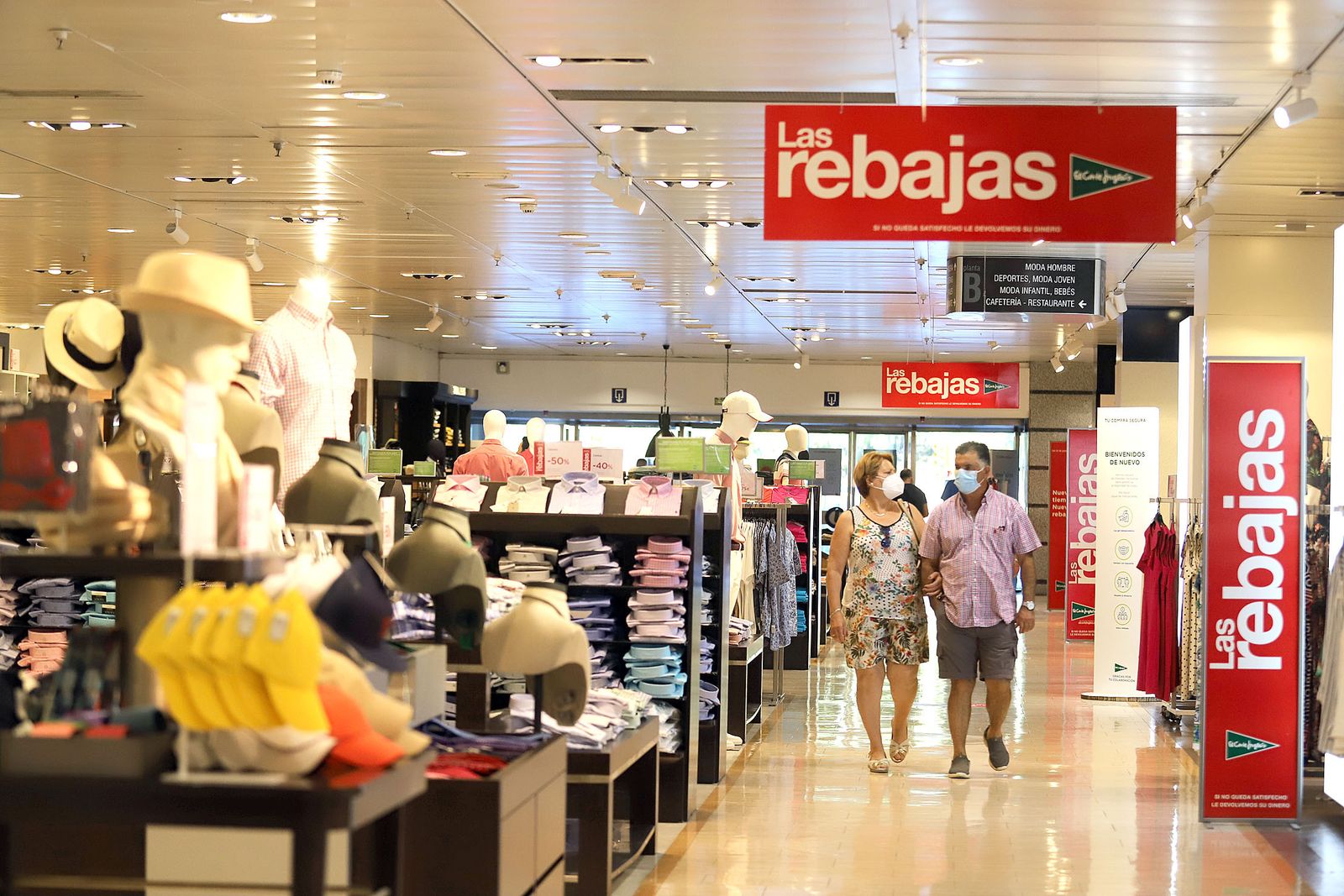 Imágenes de las rebajas de verano en la nueva normalidad