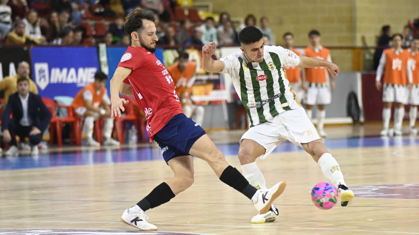 Carlos Gómez intenta sacar el disparo ante un jugador de Osasuna Magna.