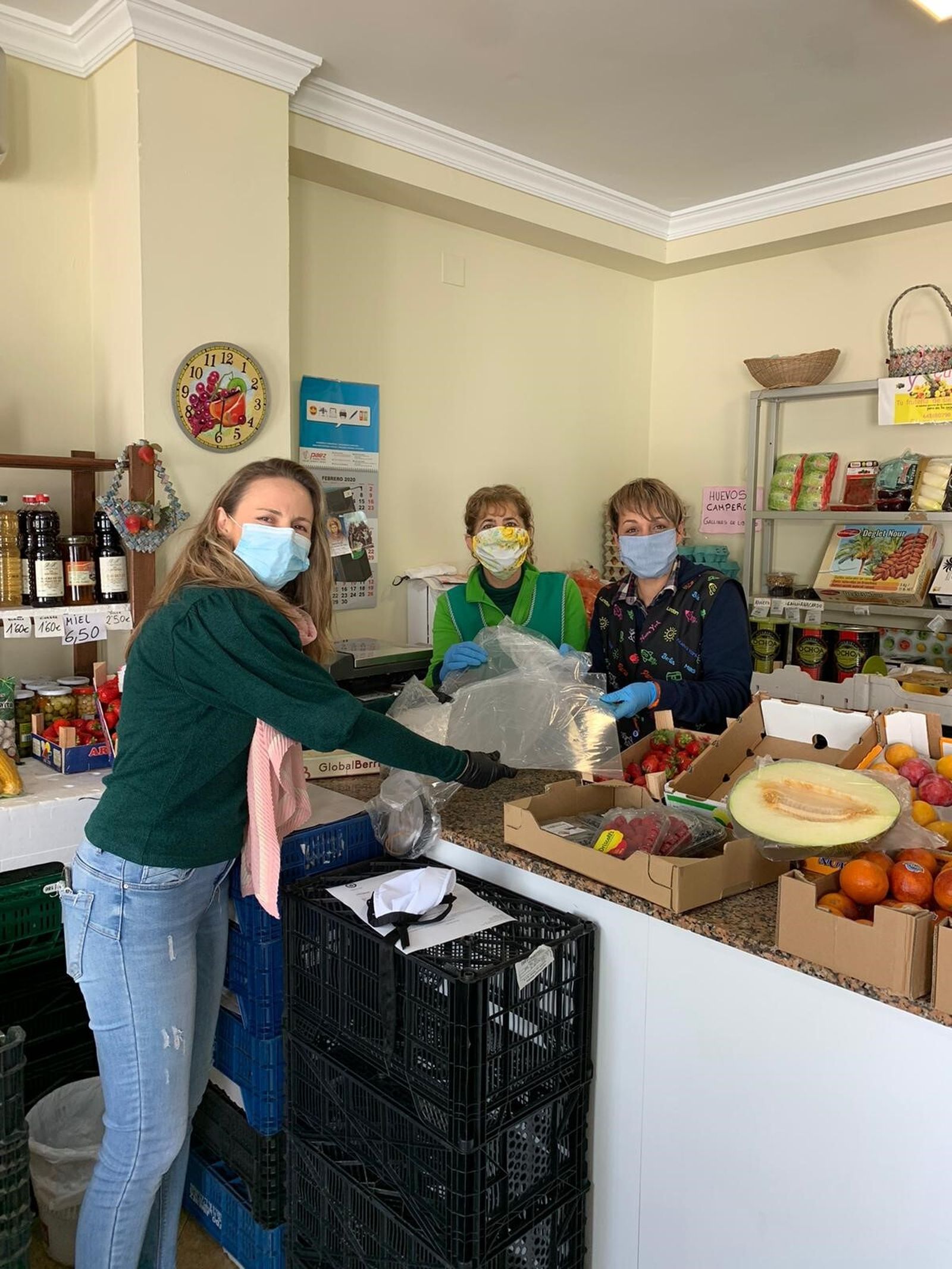 La alcaldesa Vanesa Beltrán reparte pantallas en un negocio