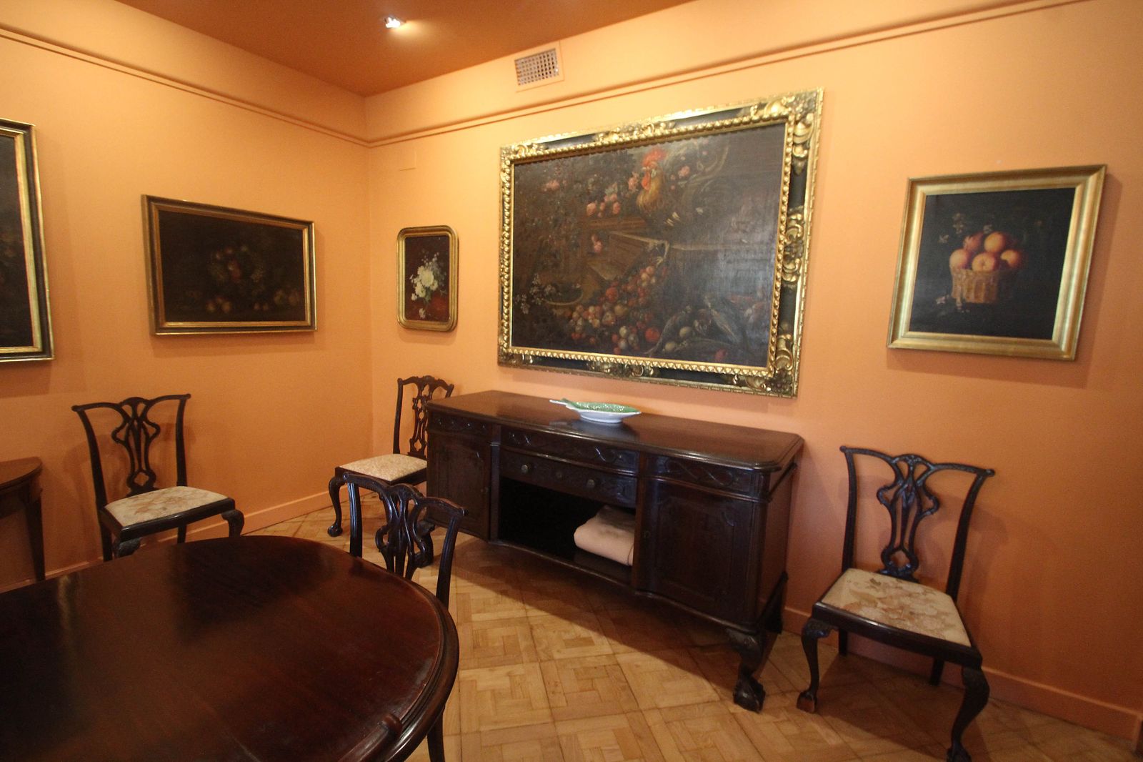 1. Manuel Beca Soto muestra el salón principal de la Botella de la Palmera. 2. Detalles del comedor de la casa con muebles de la época. 3. Jardín trasero del chalé donde también se celebran eventos. 4. Capilla en el interior de la propiedad.