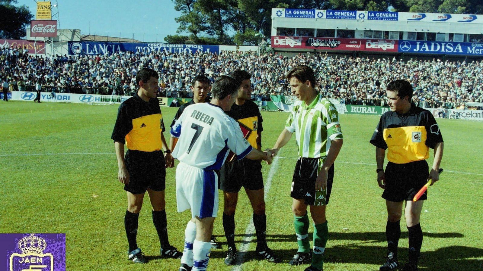Saludo entre capitanes, Rueda (Real Jaén) y Cañas (Real Betis) en el último partido oficial en La Victoria.