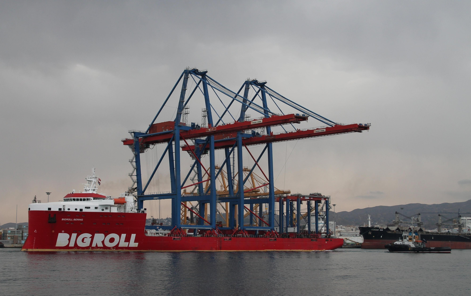 Grúas de contenedores a bordo del buque 'BigRoll Bering' saliendo ayer por la tarde con destino a Valencia.