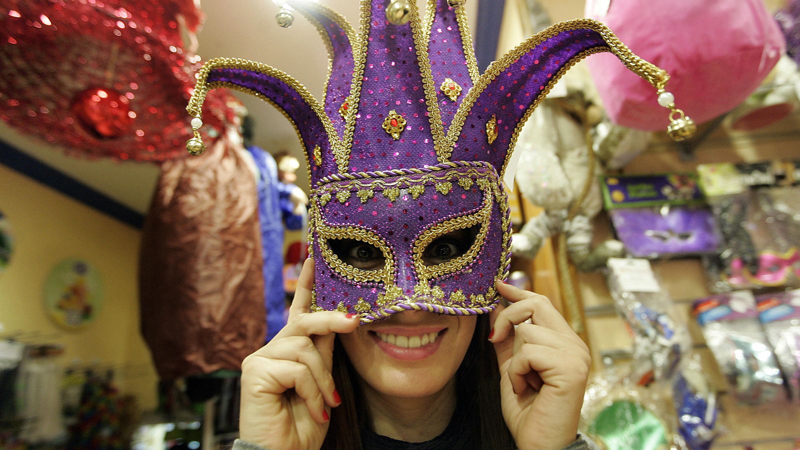 Una mujer se prueba una máscara.