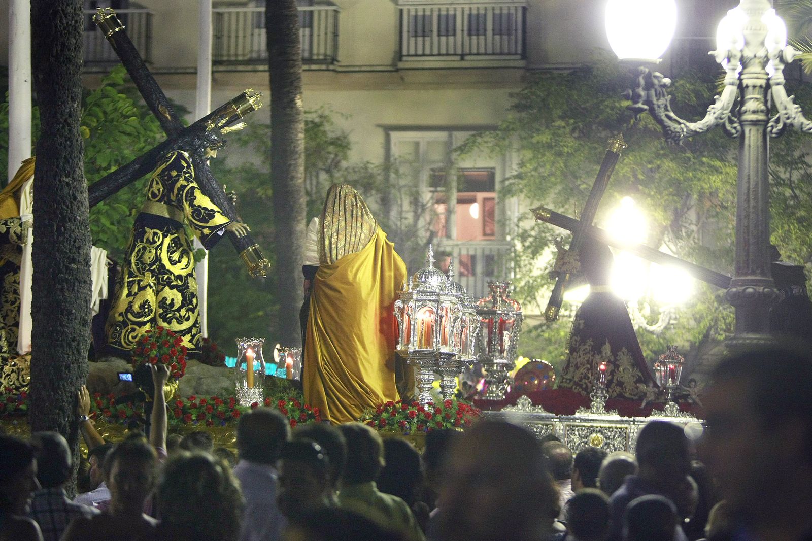 Dos de los pasos que participaron en el vía crucis diocesano de 2011, con motivo de la JMJ.