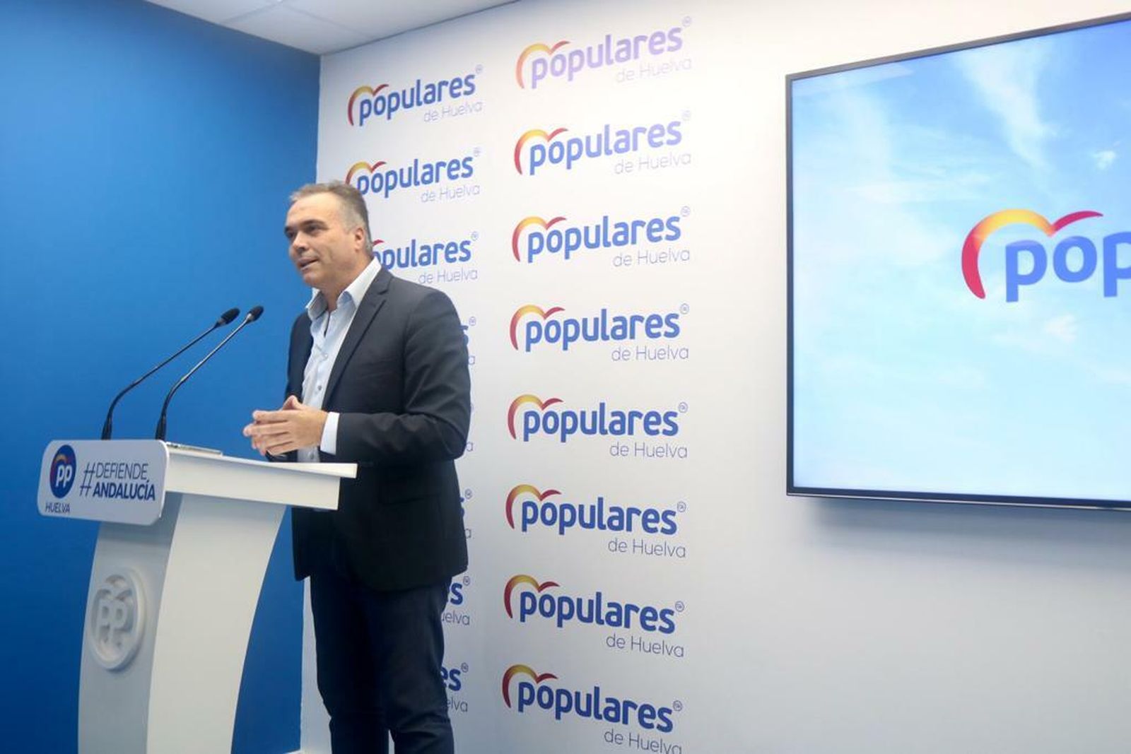 El candidato popular Manuel García Félix, durante su rueda de prensa.