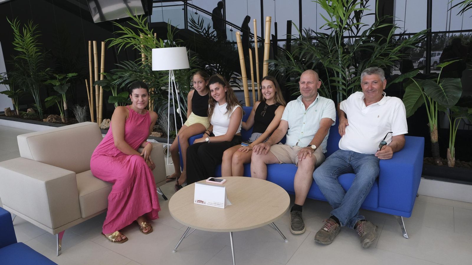 Antonio Ruiz, a la derecha, con trabajadores y familiares de Mabe.