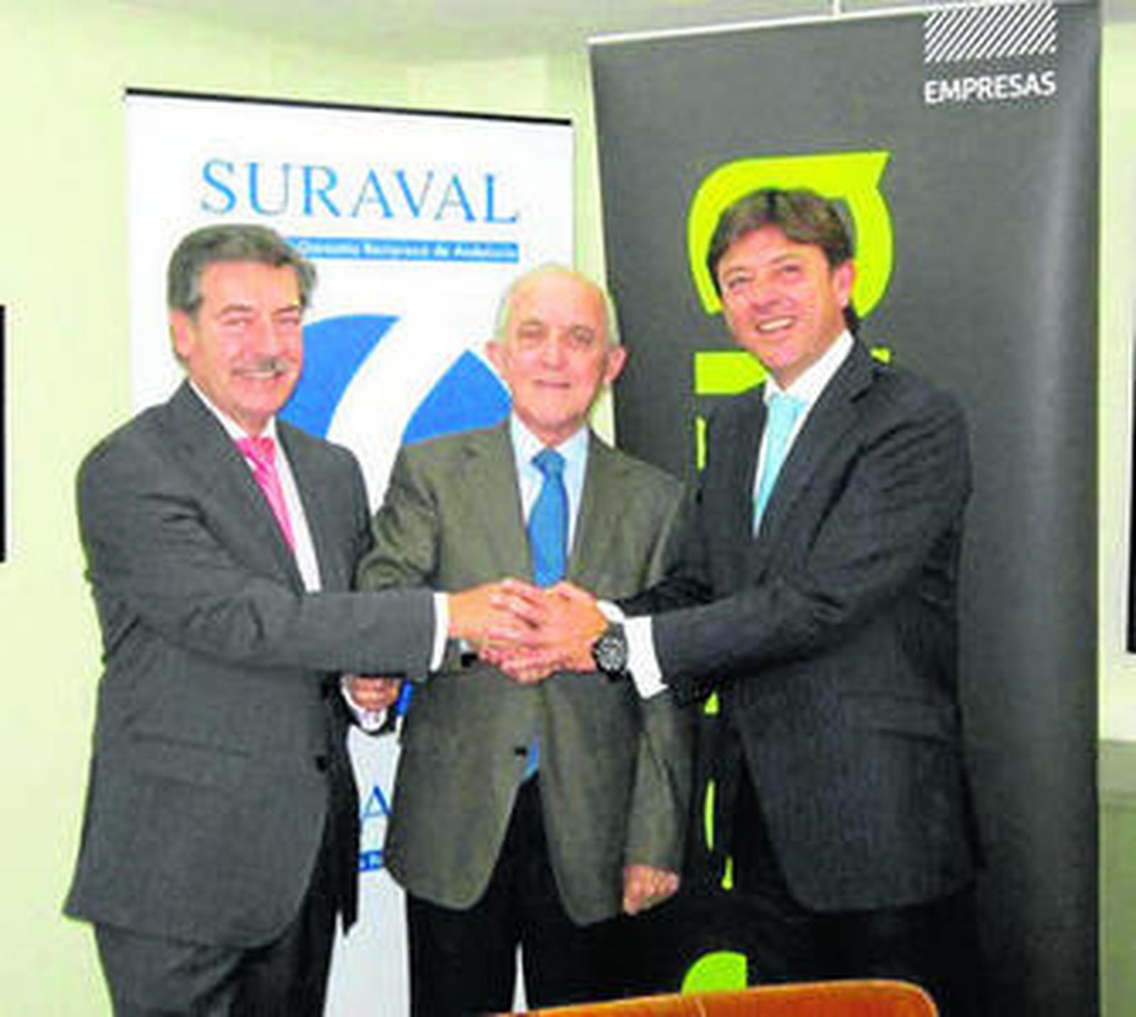 Alfonso Balduque, director de Bankia Andalucía, Pablo Millán, consejero delegado de Suraval, y Joaquín Holgado, dtor. Negocio Empresas Sur-Canarias de Bankia.