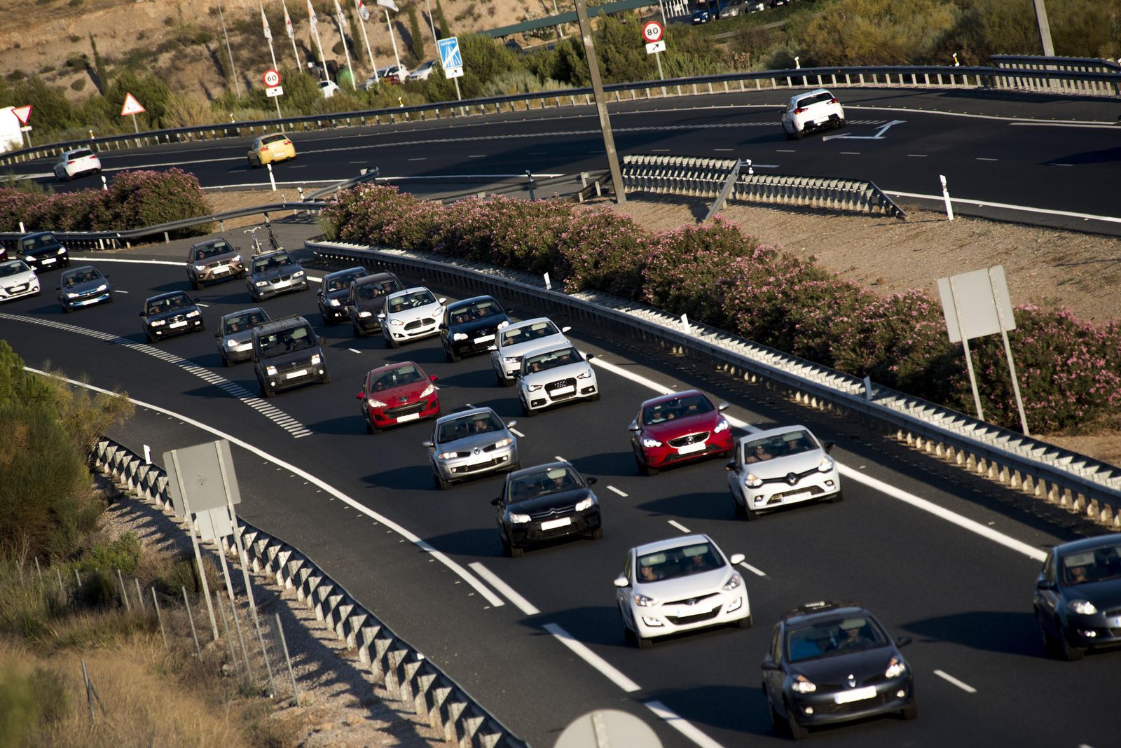 Circulación densa en la autovía a la Costa, en una imagen de archivo.
