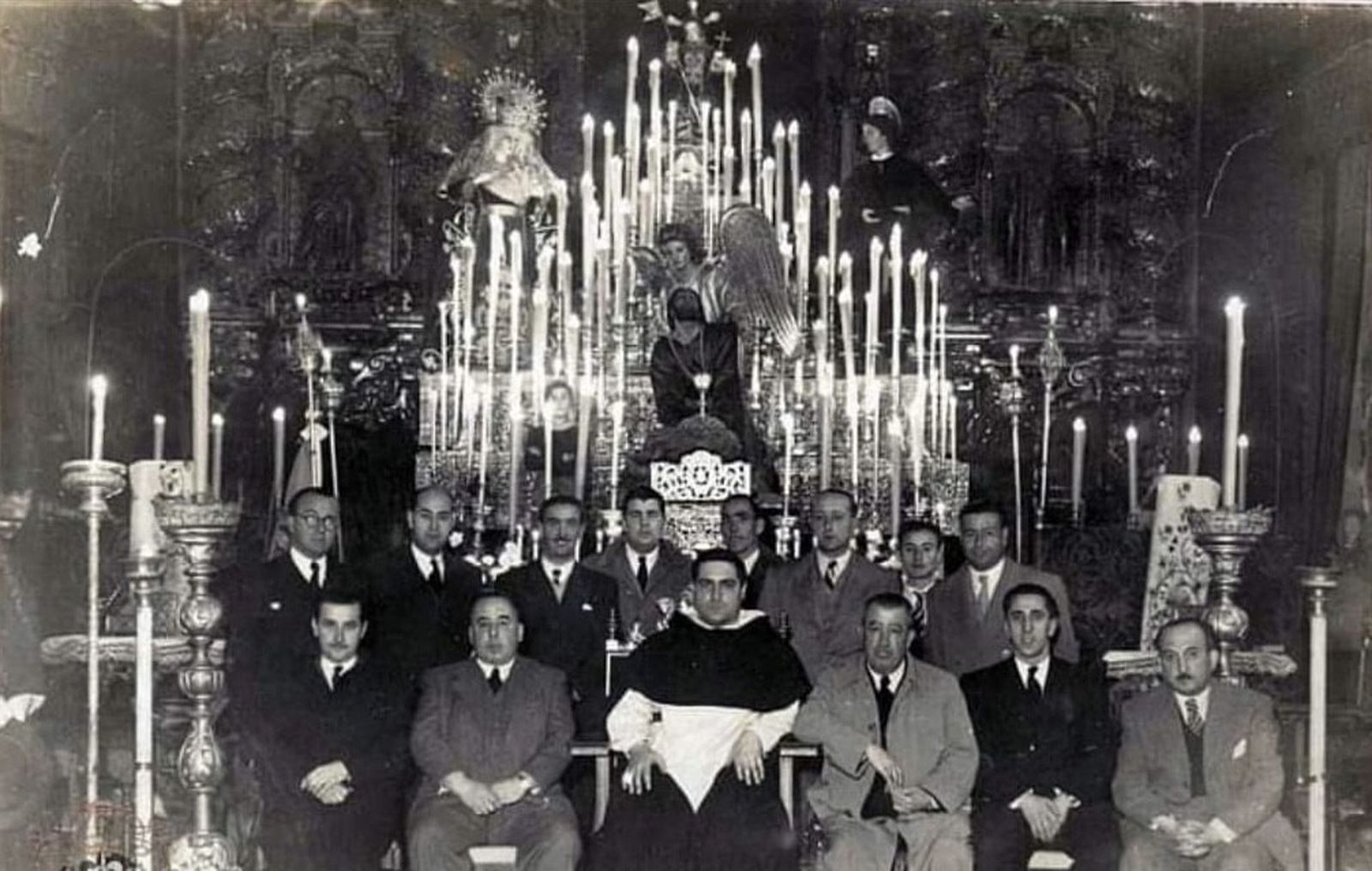 Ignacio Rodríguez, de pie, tercero por la derecha, en una foto histórica de cofrades del Huerto.