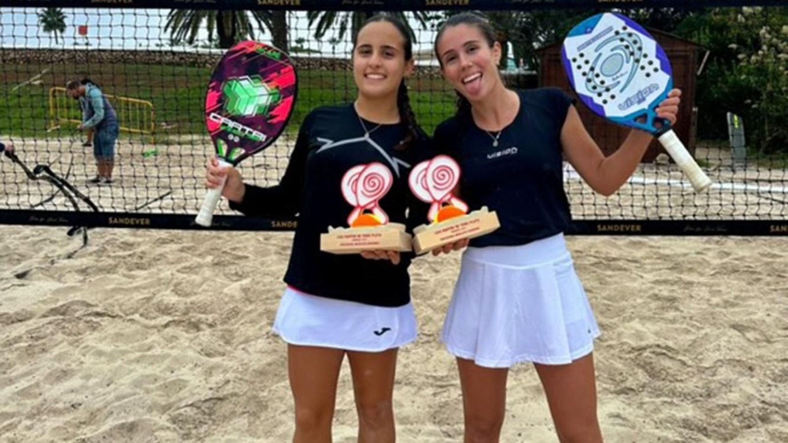 María Gómez y Natalia Gómez festejan su triunfo en la Cala’n Bosch.