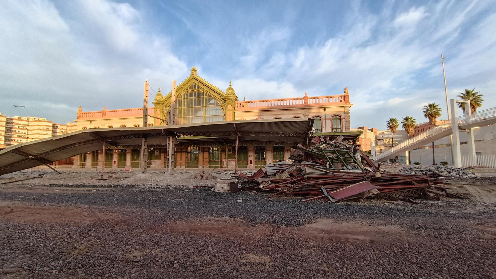Las imágenes de la pasarela de Renfe que pasa a mejor vida, en Almería