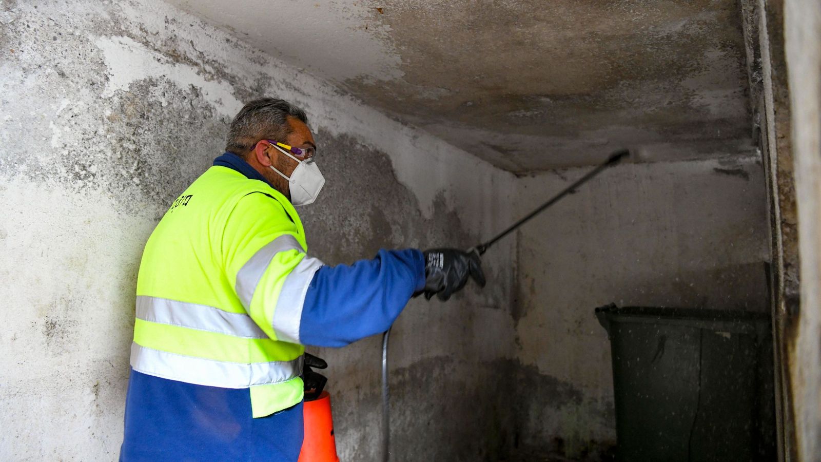 Un operario limpia pintadas vandálicas | Imagen de archivo