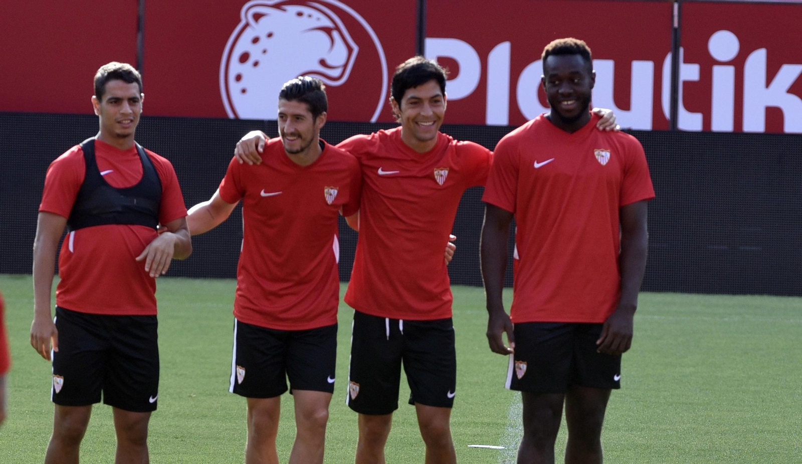 Ben Yedder, Escudero, Borja Lasso y Gnagnon bromean en el entrenamiento.