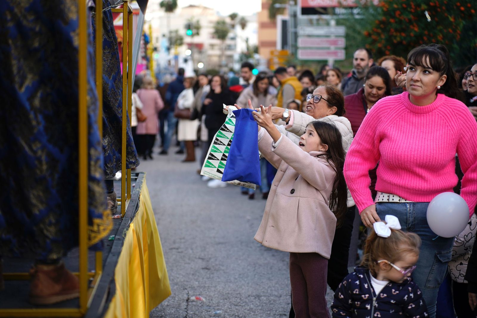 Búscate en las fotos de la cabalgata de Reyes Magos 2026 en Algeciras