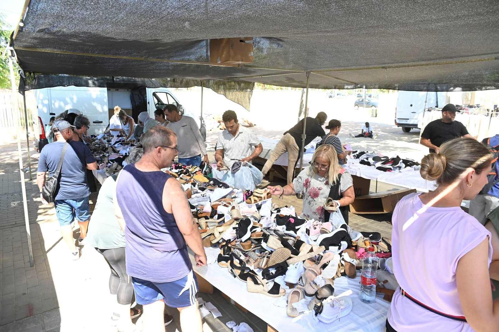 Un domingo de verano en el mercadillo de El Arenal de Córdoba