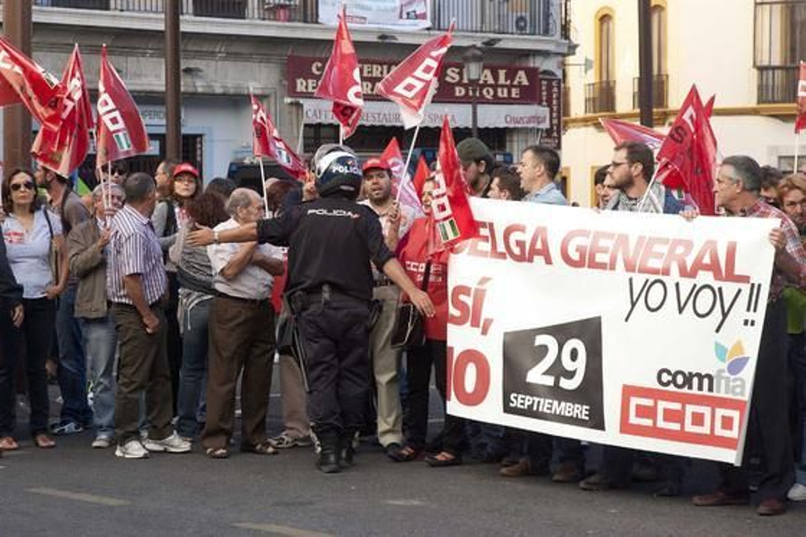 La Policía intenta mediar con los manifestantes. 

Foto: Jaime Martínez