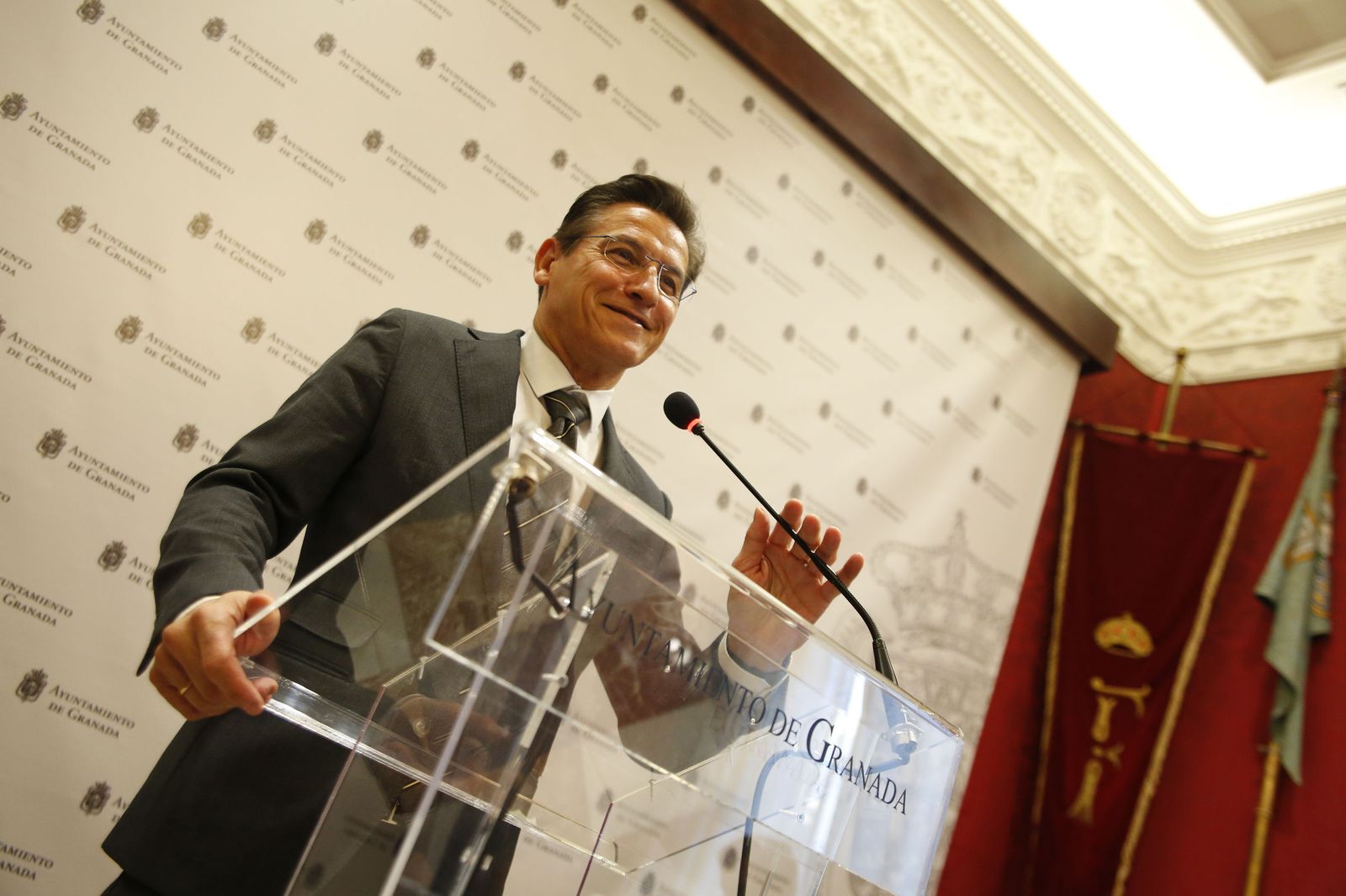 El alcalde de Granada recupera la presidencia de la comisión de contratos tras la renuncia de Vox